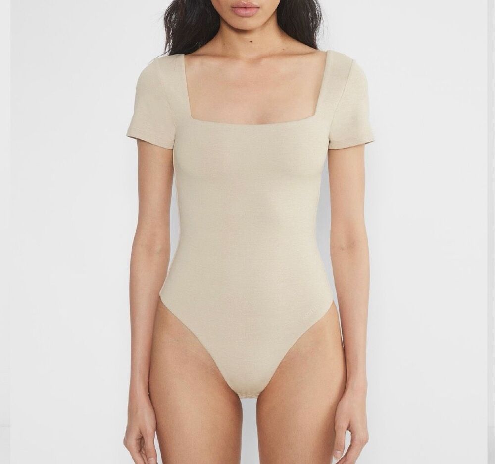Aritzia Contour Square Neck Bodysuit Short Sleeve tan womens M NEW
